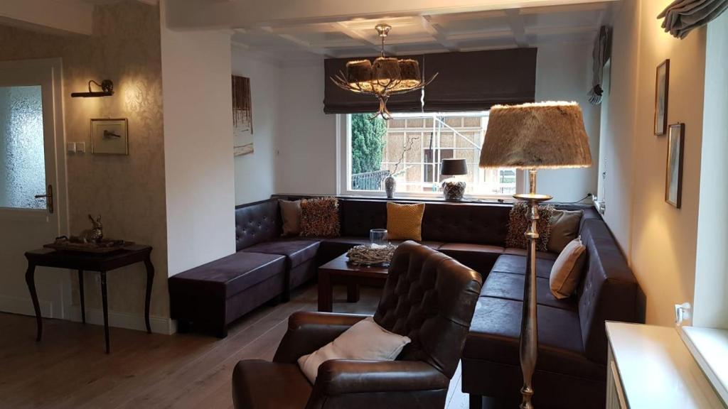 Woonkamer met leren bank